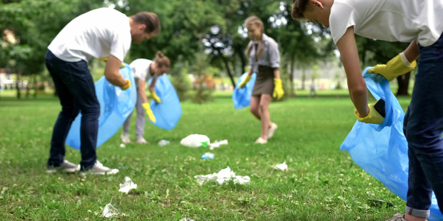 Personas recogiendo basura