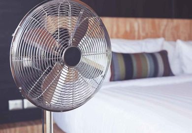 Dormir con el ventilador encendido: una mala idea