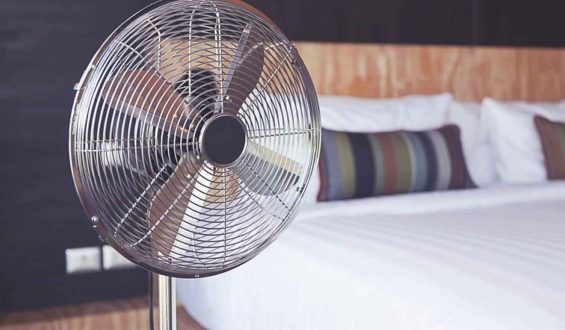 Dormir con el ventilador encendido: una mala idea