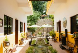 Hotel San Miguel Arcángel, el encanto colonial de hospedarse en el corazón de Izamal.