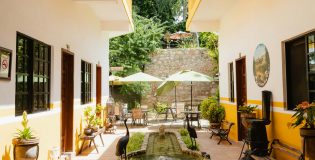 Hotel San Miguel Arcángel, el encanto colonial de hospedarse en el corazón de Izamal.